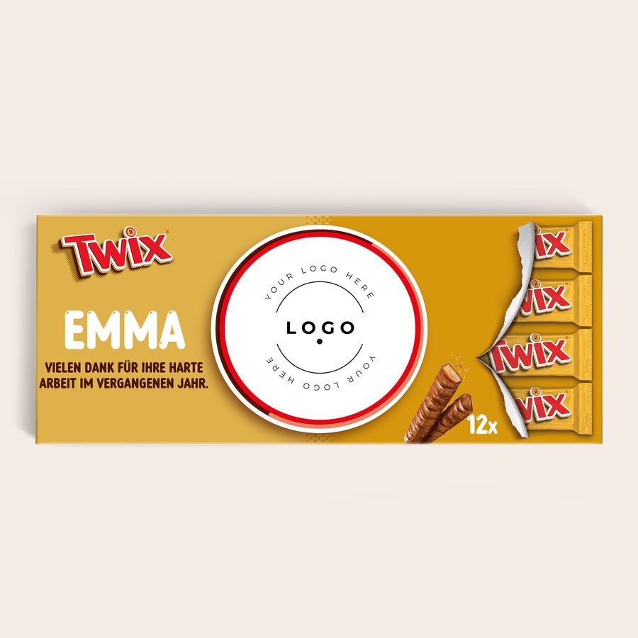 Mega Twix Riegel mit Name und Foto personalisieren Ein Mega Twix Riegel mit Logo, personalisiert mit dem Namen EMMA und dem Text VIELEN DANK FÜR IHRE HARTE ARBEIT IM VERGANGENEN JAHR, daneben 12 Twix Riegel. Mega Twix Riegel mit Name und Foto personalisieren.