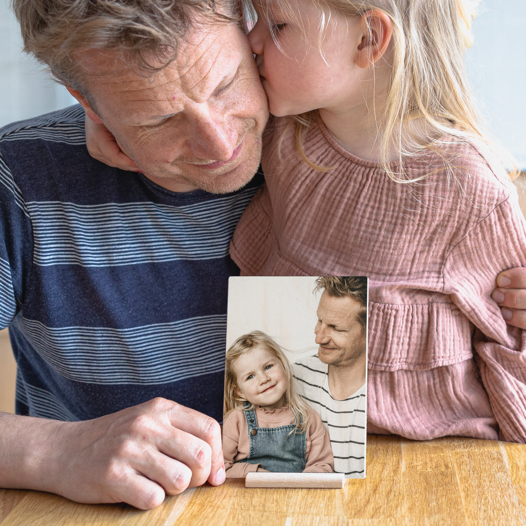 Drewniana kartka z życzeniami ze zdjęciem córki i ojca, z możliwością personalizacji własnym zdjęciem i tekstem.