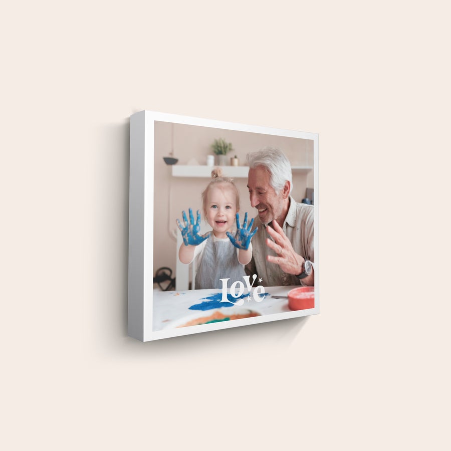 Lerretsbilde Personlig tilpasset lerretsbilde med trykt bilde av bestefar, jente med blå maling på hendene og teksten "Love".