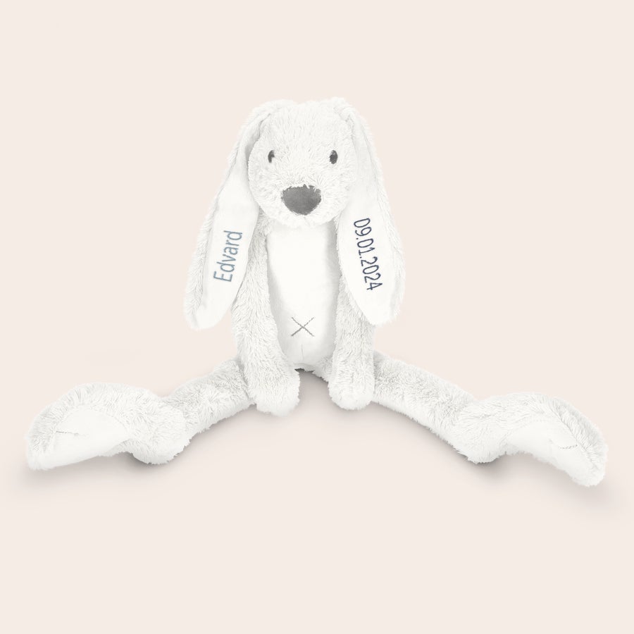 Bamse til babyer Hvit kosekanin med brodert navn Edvard og dato 09.01.2024 på ørene, en personlig Rabbit Richie kosekanin.