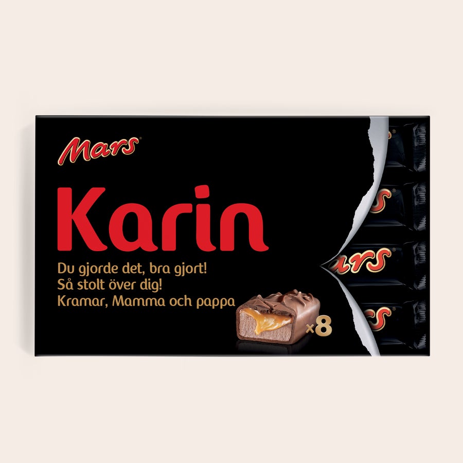 Mars personliga presentboxar Mars personliga presentboxar med namnet Karin och meddelandet Du gjorde det, bra gjort! Så stolt över dig! Kramar, Mamma och pappa tryckt i vitt på svart bakgrund