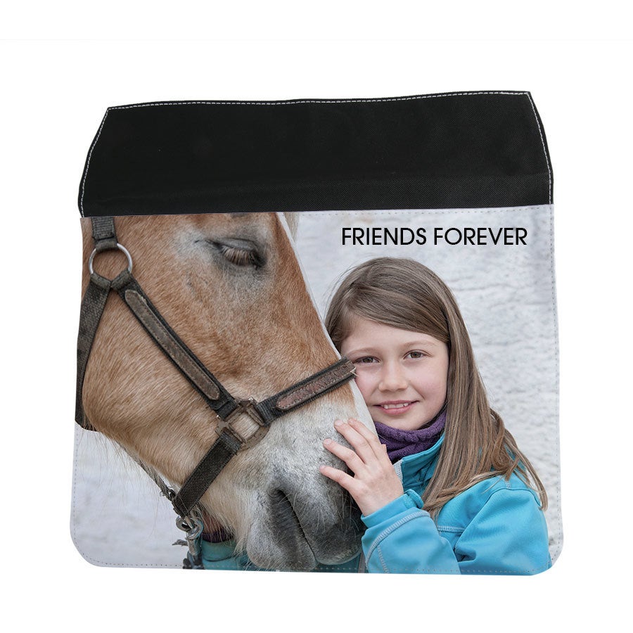 Ylimääräinen kansi henkilökohtaiselle laukulle omalla valokuvalla tytöstä ja hevosesta ja tekstillä Friends Forever