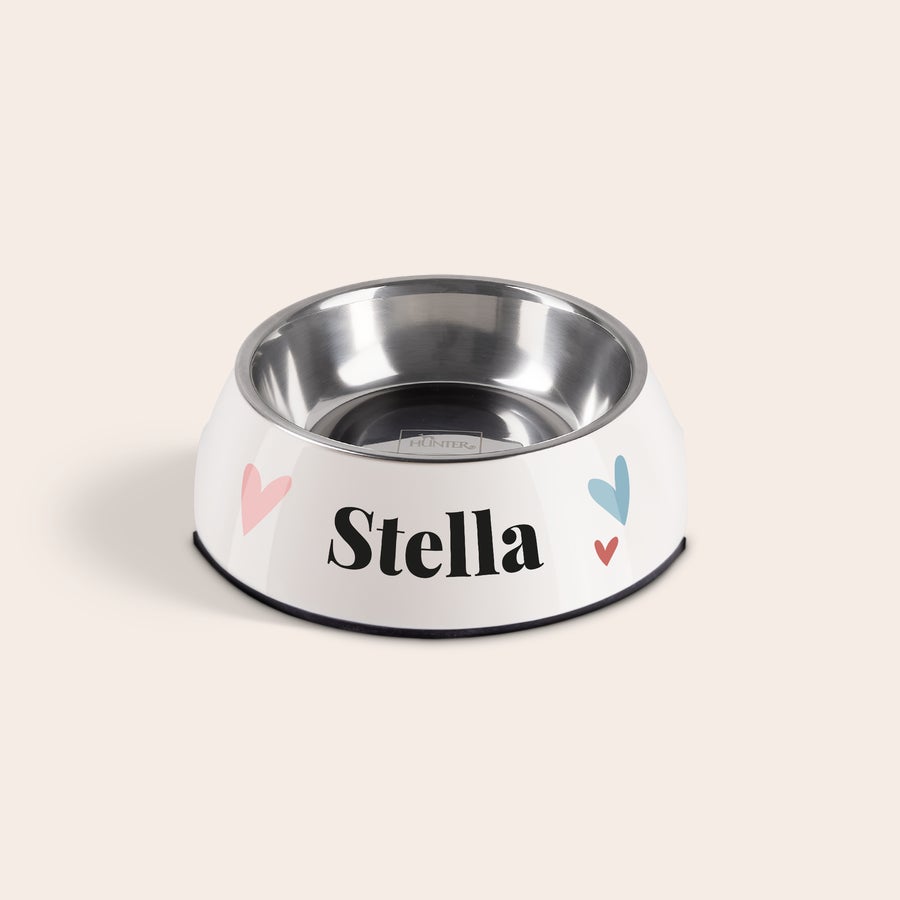 Kattenvoerbak met naam Witte kattenvoerbak met naam Stella geprint, versierd met hartjes. Jouw poezenbeest verdient een persoonlijke kattenvoerbak met naam.