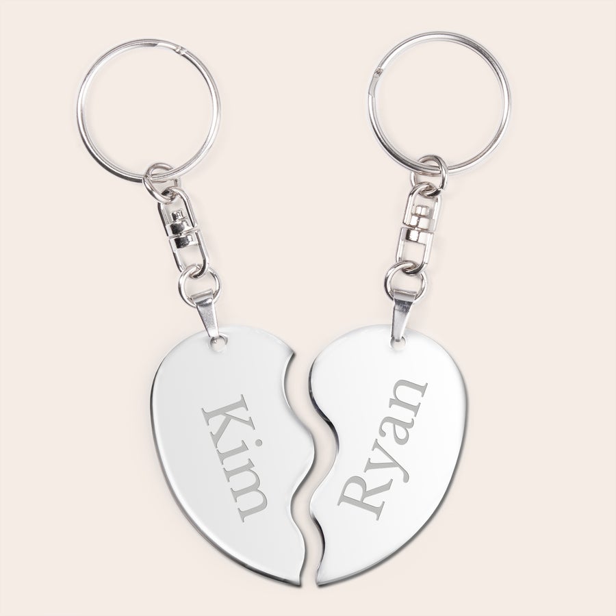 Breloc - Half Heart Brelocuri cu inimă, două jumătăți argintii cu numele Kim și Ryan gravate.