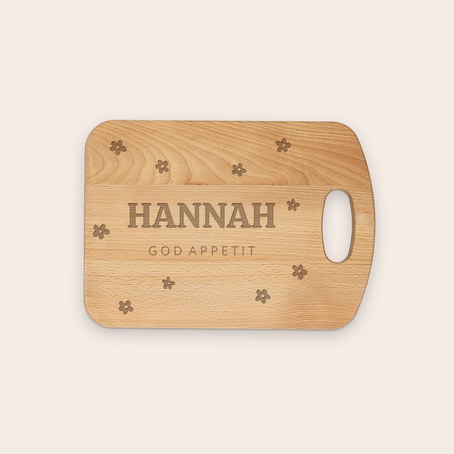 Personligt træ skærebræt Et indgraveret skærebræt af træ med navnet Hannah og God Appetit med blomster design