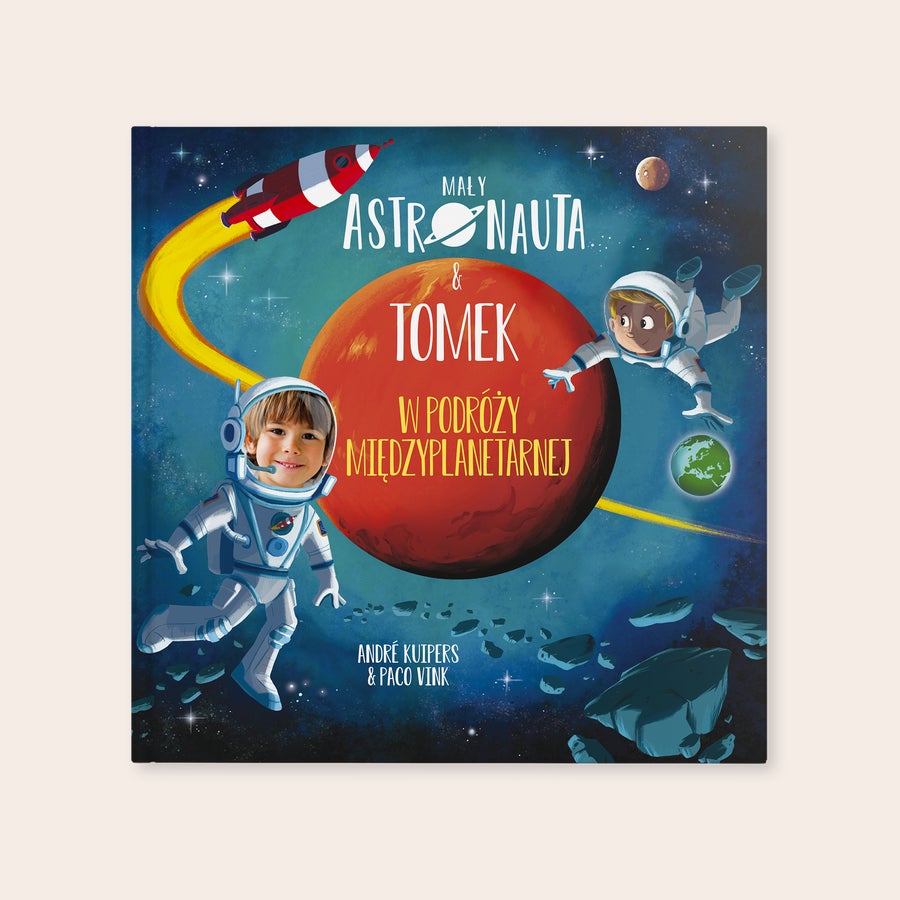 Personalizowana książka - Mały astronauta Personalizowana książka dla dzieci - Mały Astronauta z imieniem Tomek i zdjęciem chłopca w skafandrze kosmicznym, drukowana na okładce