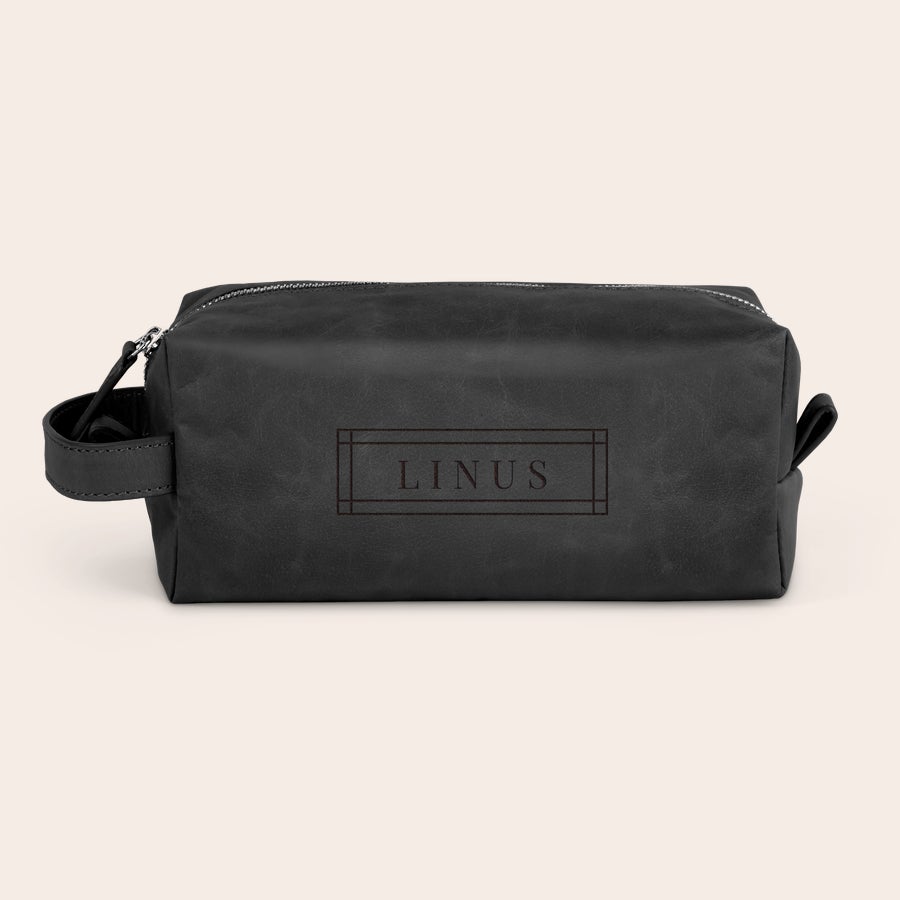 Graverad necessär i läder Svart personlig necessär i läder med dragkedja och Linus graverat med design. Börja dagen med stil med alla dina toalettartiklar i en lyxig personlig necessär i läder.