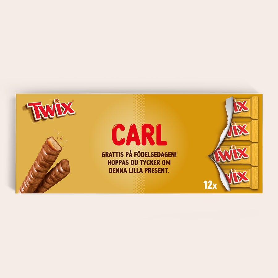Personlig XXL Twix chokladkaka Personlig XXL Twix chokladkaka med namnet CARL och meddelandet “GRATTIS PÅ FÖDELSEDAGEN! HOPPAS DU TYCKER OM DENNA LILLA PRESENT.” tryckt på omslaget, innehållandes 12 Twix-bars.
