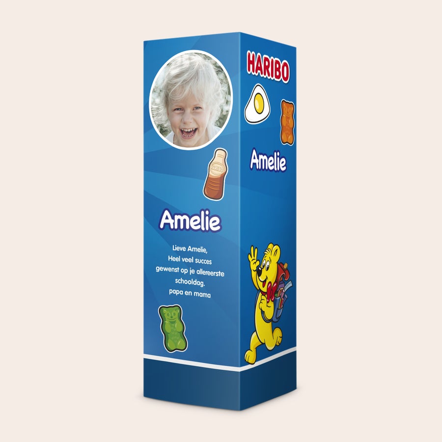 Haribo Cadeaupakket Blauw gepersonaliseerd Haribo cadeaupakket met een foto van een lachend kind, de naam Amelie en een persoonlijke boodschap, bedrukt in full-colour.