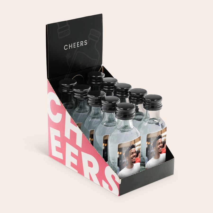 Sticluțe personalizate pentru alcool Cutie cu mini sticle de vodca personalizate cu etichete foto imprimate, "CHEERS" inscriptionat pe ambalaj.