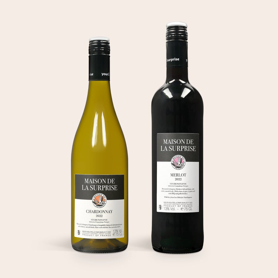 Personalizované vína - Maison de la Surprise Chardonnay & Merlot Bílé a červené víno Maison de la Surprise, ideální pro lahodné víno v rytém vinném pouzdře.