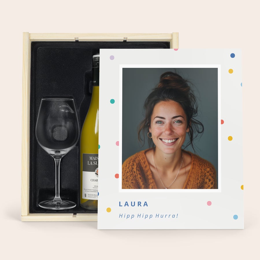Wein Maison de la Surprise Chardonnay personalisieren Maison de la Surprise Chardonnay in personalisierter Holzkiste mit Gläsern, bedruckt mit Foto von Laura und Spruch.