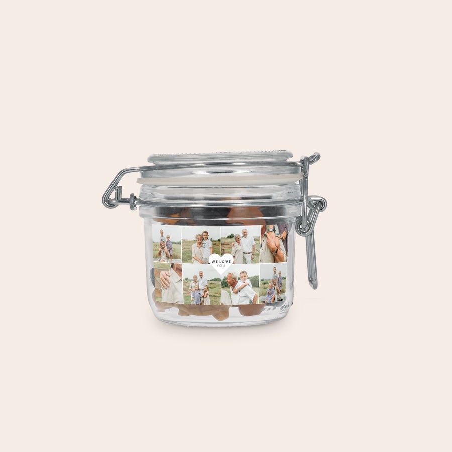 Personalizovaná sklenice na sladkosti Personalizovaná sladká sklenice s lékořicovou směsí, potištěná koláží fotografií a textem WE LOVE YOU