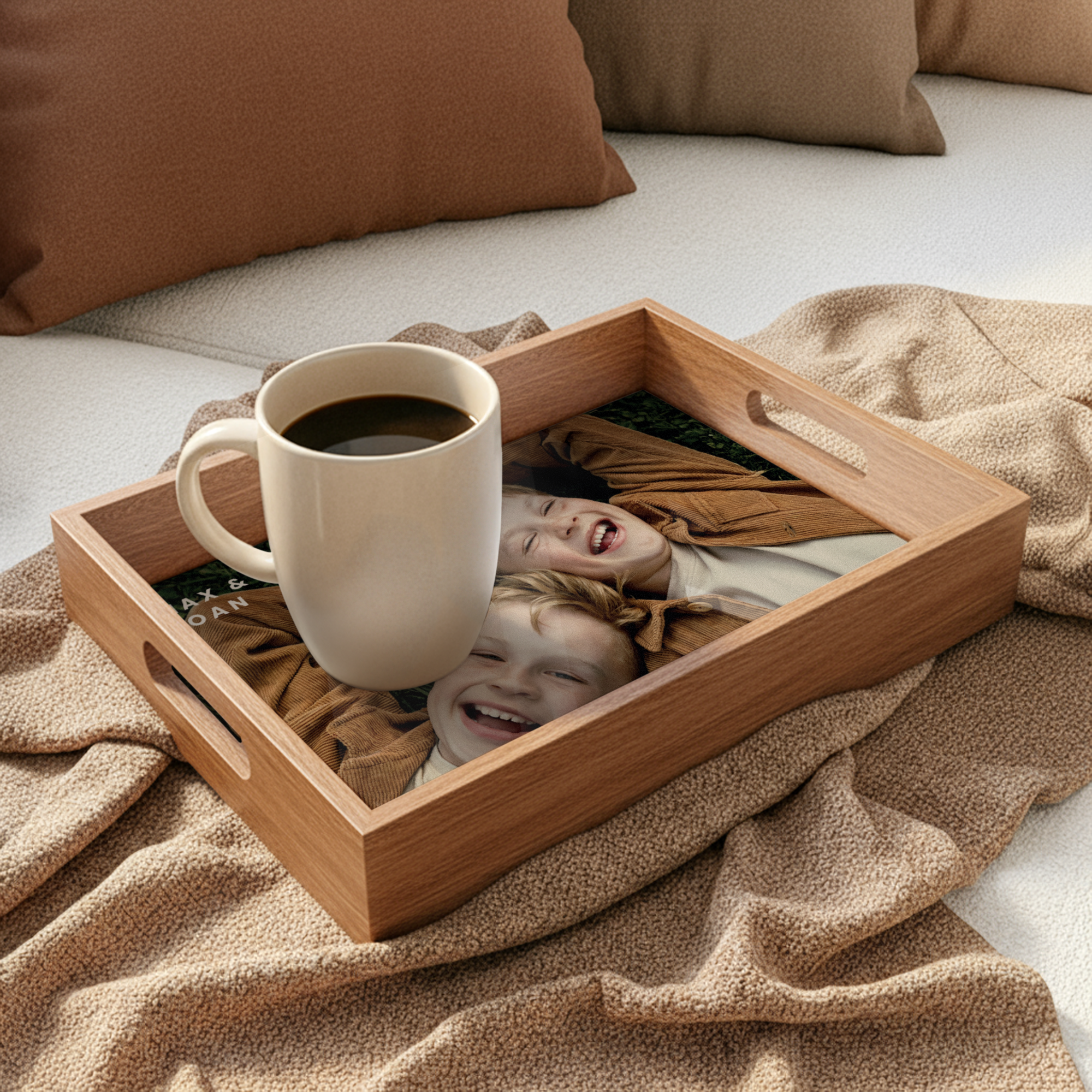 Plateau de service personnalisé - M - beige, en bois clair avec fond imprimé d'une photo d'enfants souriants et le texte "MAX & JOAN" visible.