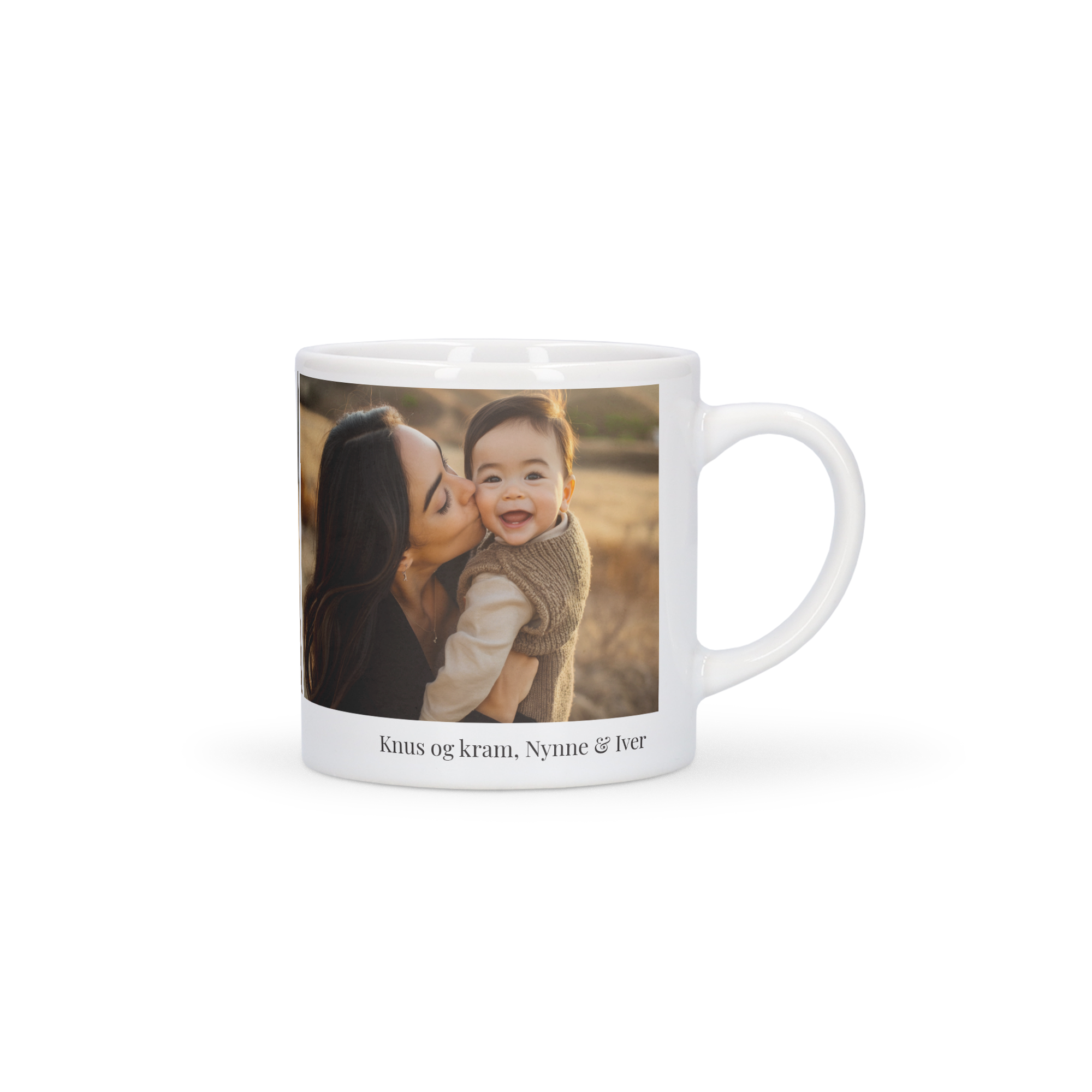 Hvidt krus med billede af mor og barn, samt den personlige tekst Knus og kram, Nynne & Iver. Giv et dejligt lille krus med billede og tekst som gave!