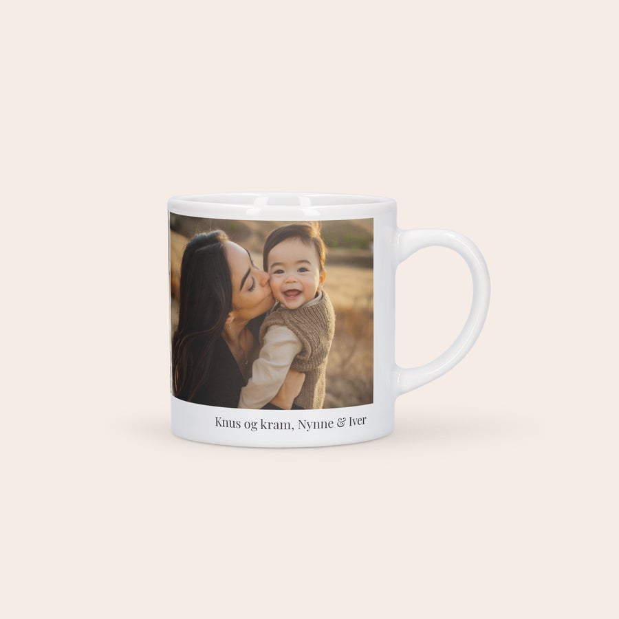 Personligt kop - Lille Hvidt krus med billede af mor og barn, samt den personlige tekst Knus og kram, Nynne & Iver. Giv et dejligt lille krus med billede og tekst som gave!
