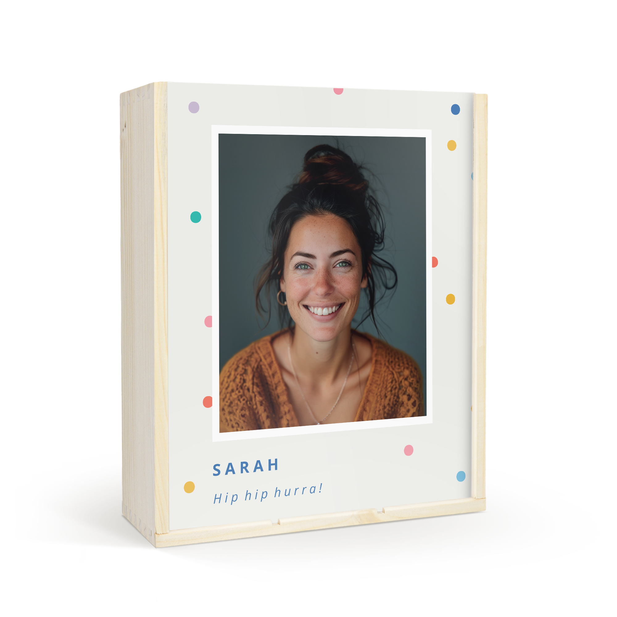 Personlig Belvy vinkasse med foto af kvinde, navnet SARAH og tekst Hip hip hurra, printet på trækassen.