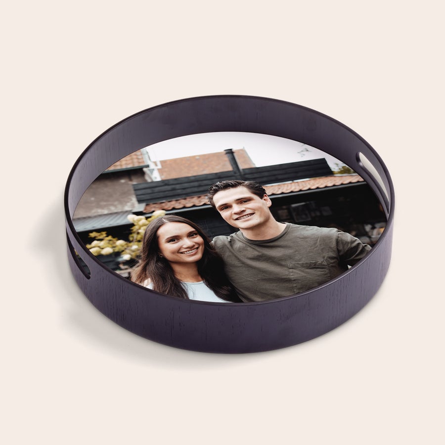 Bandeja para servir personalizada - Redonda Bandeja de madera redonda personalizada con foto impresa de una pareja sonriente para servir delicias.