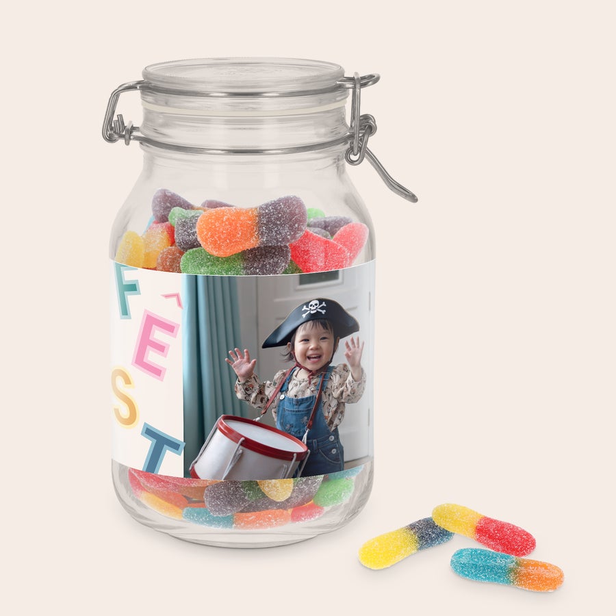 Personalisierte Bonbonglas Personalisiertes Bonbonglas mit Foto und sauren Stäbchen, bedruckt mit einem fröhlichen Kind in Piratenkostüm