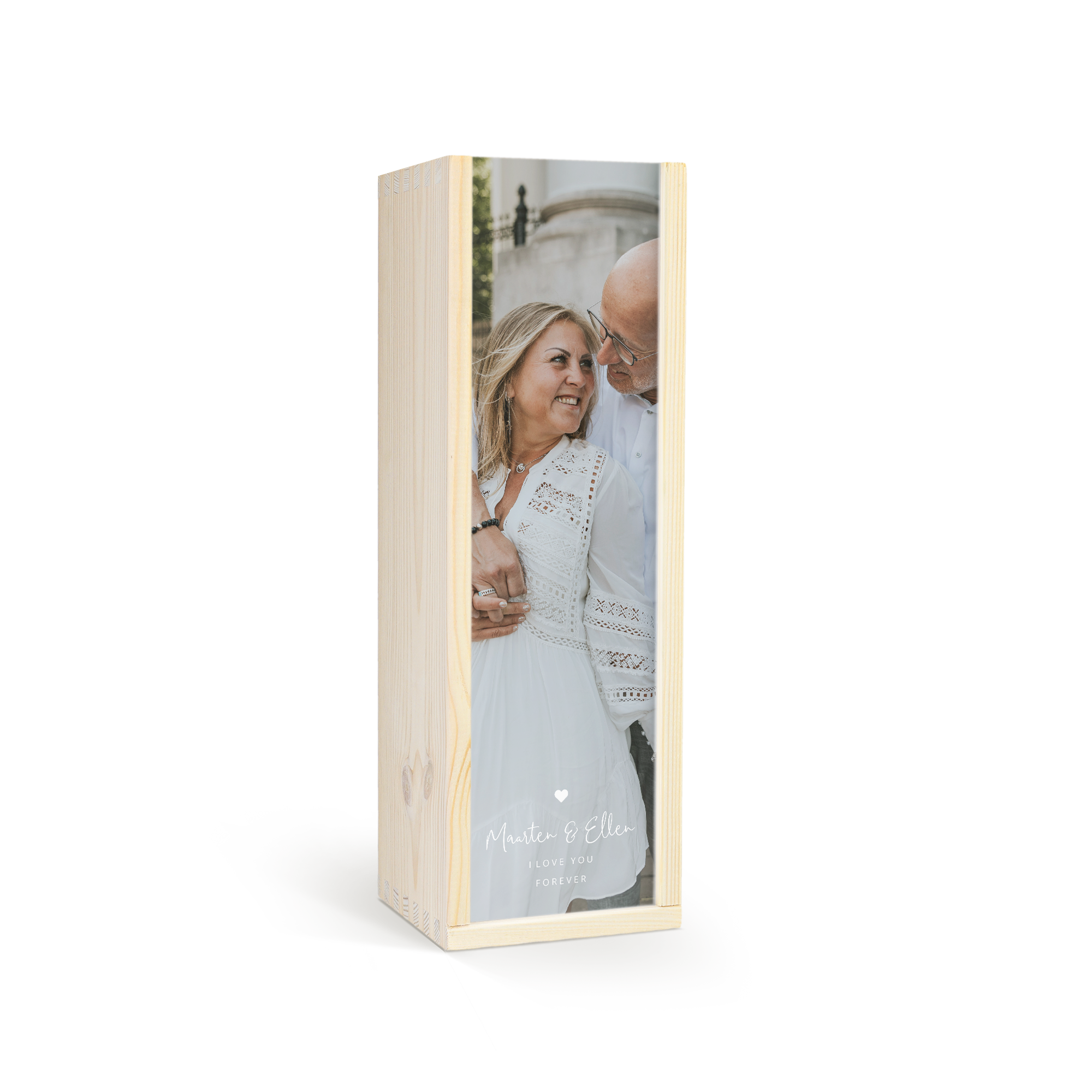 Luxe houten kist met persoonlijke bedrukking van een koppel, de namen Maarten & Ellen en de tekst I love you forever.