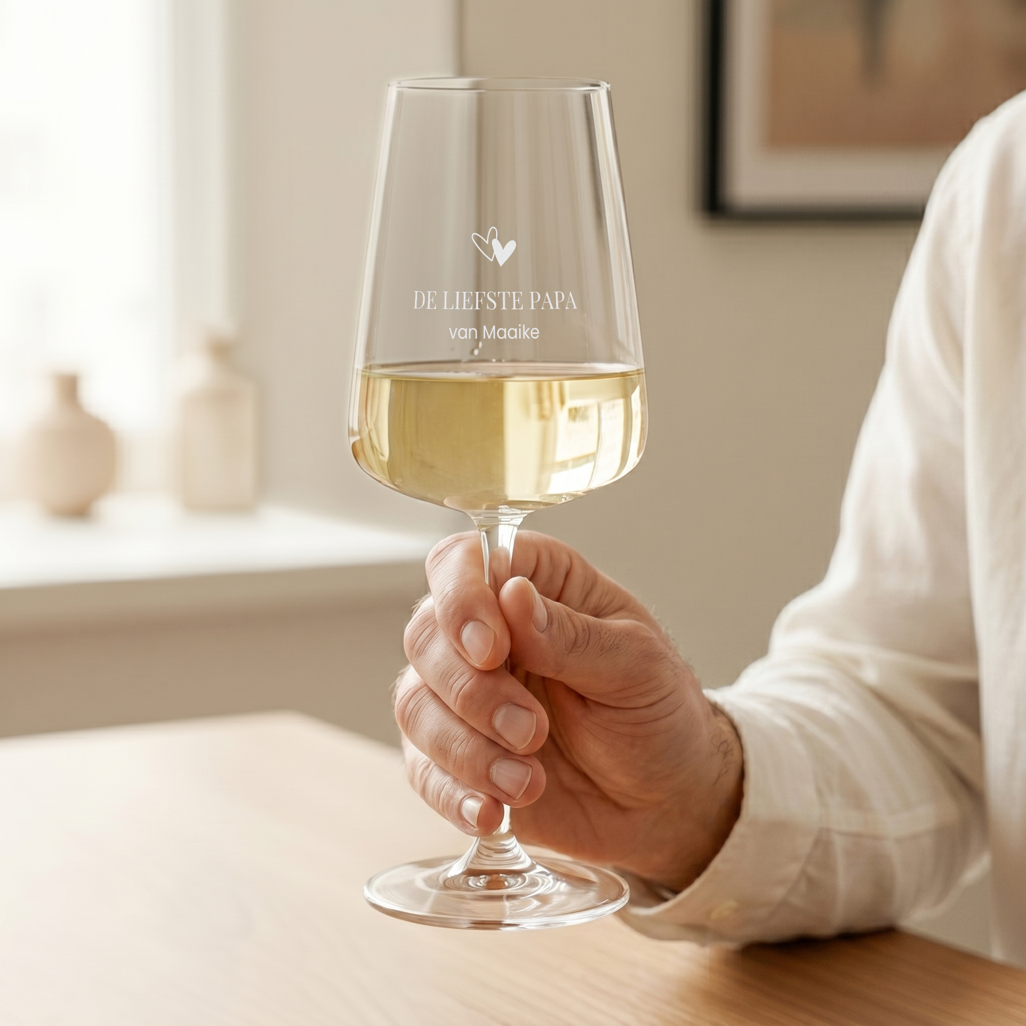 Witte wijnglazen graveren - Luxe glas - 1 stuk met De Liefste Papa van Maaike en twee hartjes.
