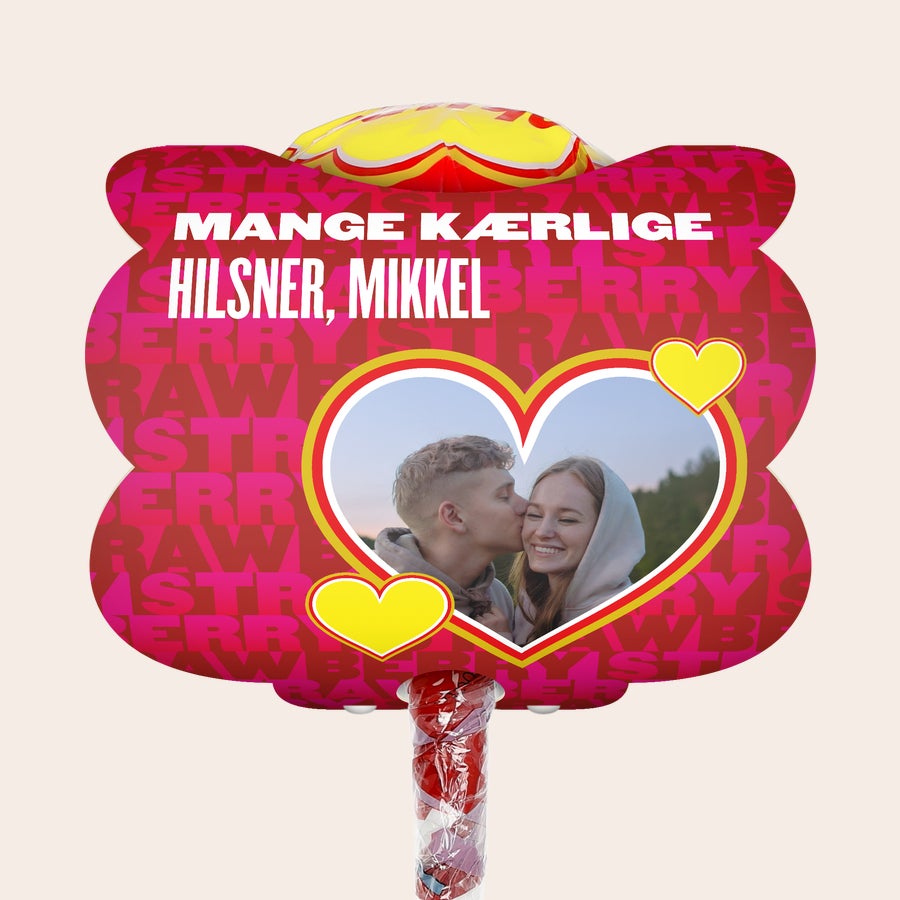 Mega Chupa Chups - personlig Mega Chupa Chups - personliggjort - Jordbær - 20 slikkepinde med foto og hilsen "Mange kærlige hilsner, Mikkel" trykt på etiketten.