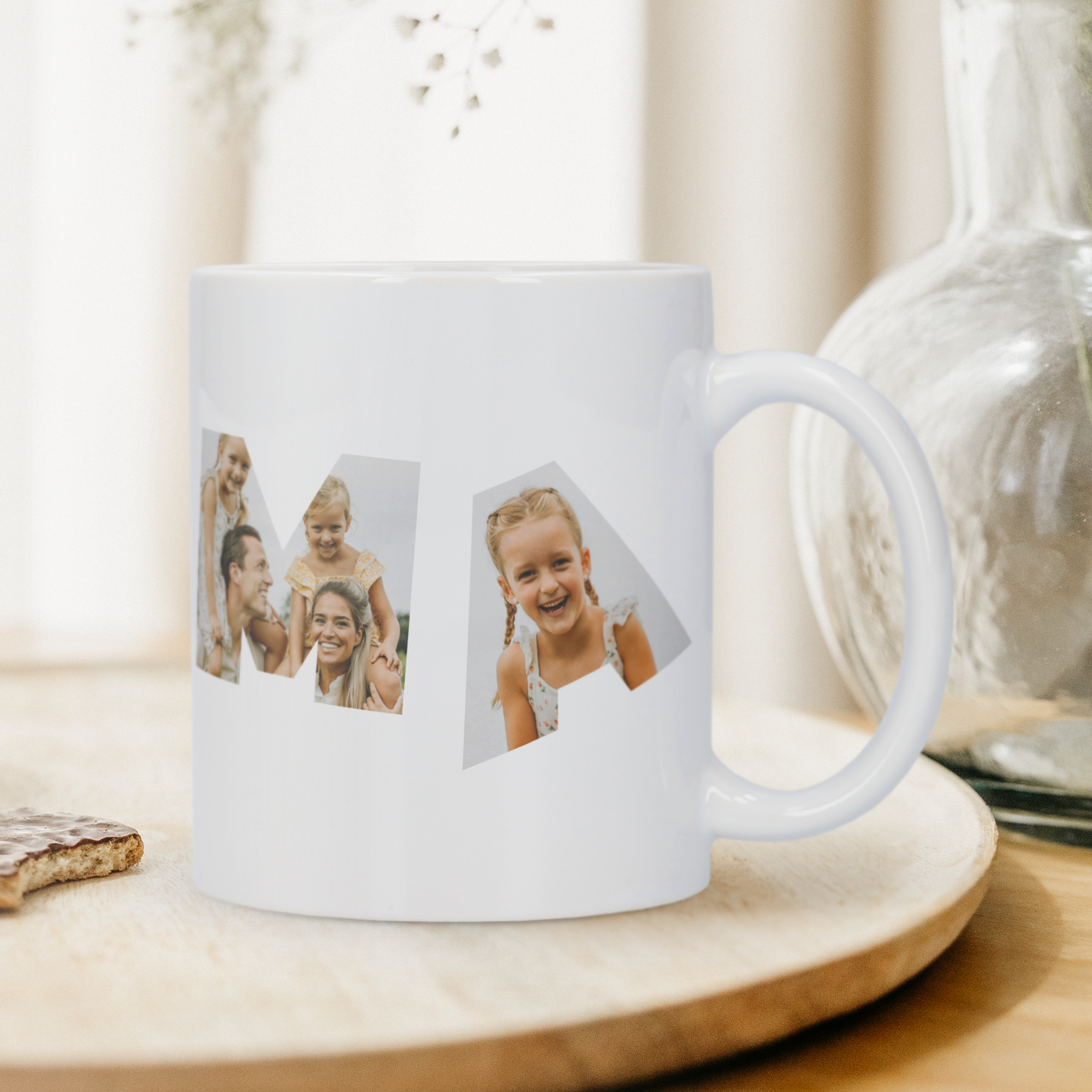 Witte mok met bedrukte foto's die het woord MAMA vormen, voor jouw moeder.