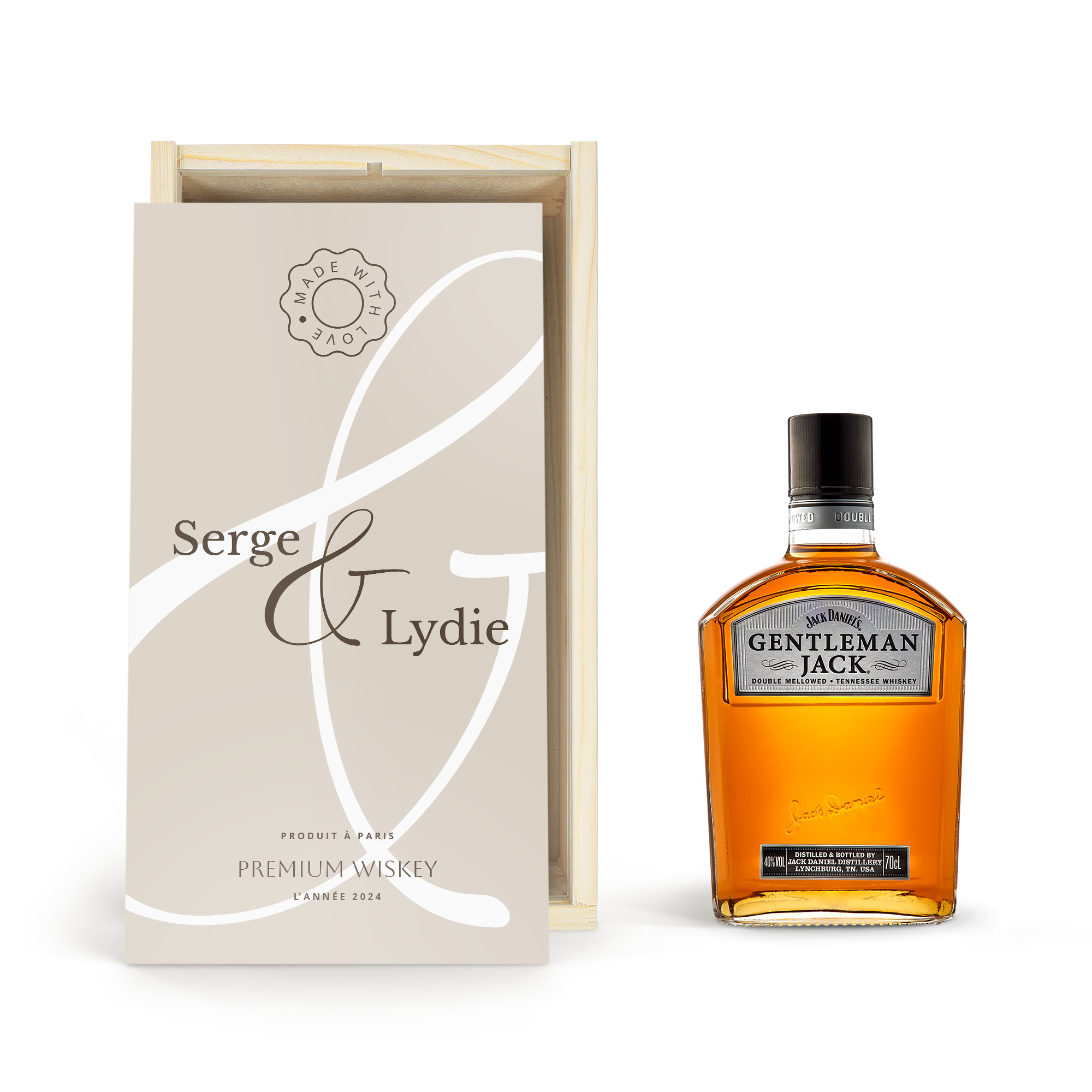 Bouteille de Whisky Gentleman Jack dans une caisse en bois personnalisée imprimée avec les prénoms Serge et Lydie