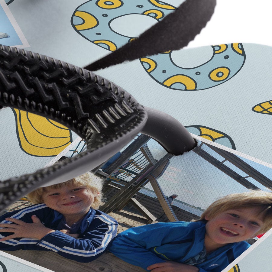 Zehensandalen individuell mit Foto und Text bedruckt. Sommerliche Gestaltung mit einem Foto von zwei lachenden Jungen und blau-gelben Schwimmringen.