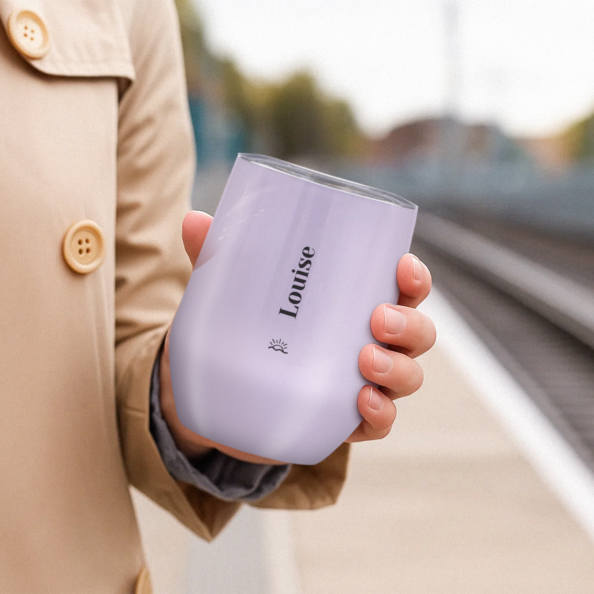 Tasse de voyage violette personnalisée avec le nom Louise et un motif soleil imprimés, tenue à la main.