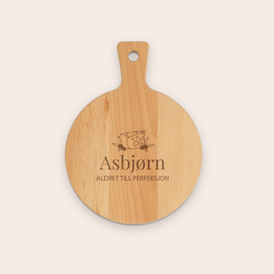 Serveringsbrett for snacks Personlig serveringsfat i tre, gravert med navnet Asbjørn, et osteikon og "ALDRET TIL PERFEKSJON".