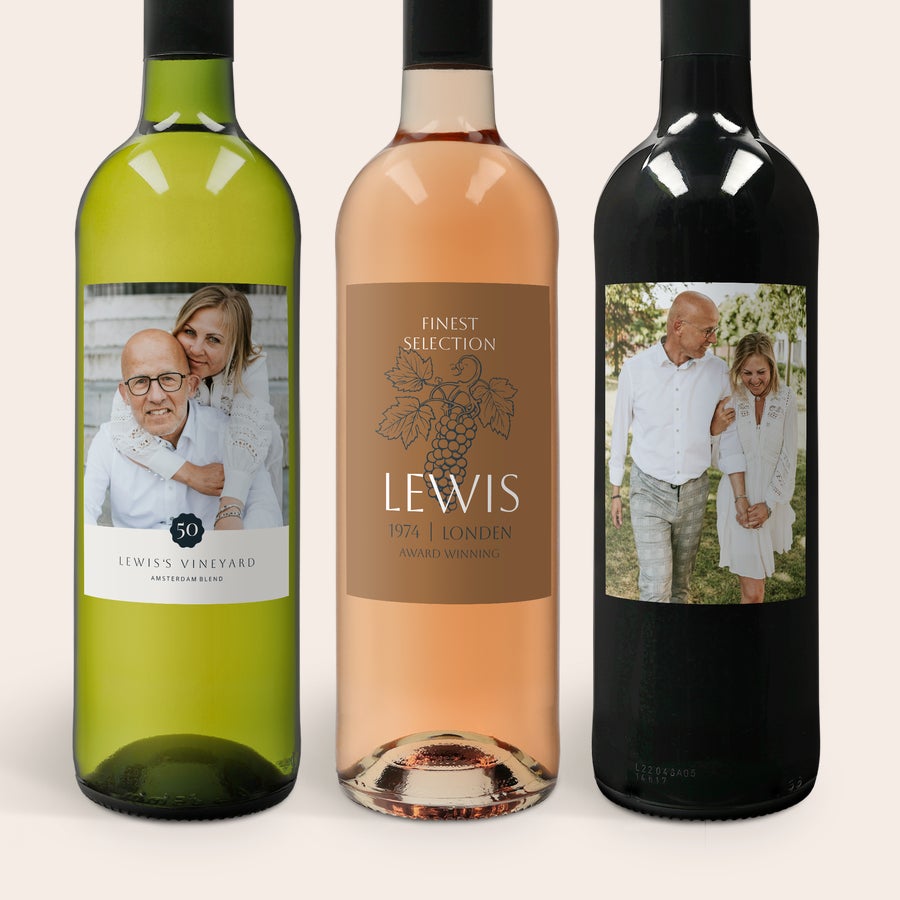 Belvy Botellas de vino Belvy, una blanca y otra tinta, con etiquetas personalizadas con foto de pareja y una rosa con etiqueta de vino Belvy.