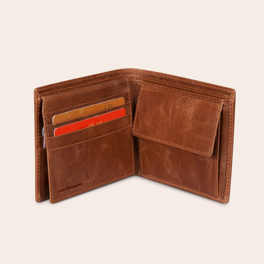 Leren portefeuille graveren - Bruin Luxe opengevouwen bruine leren portemonnee met ruimte voor pasjes en een gravure van een naam