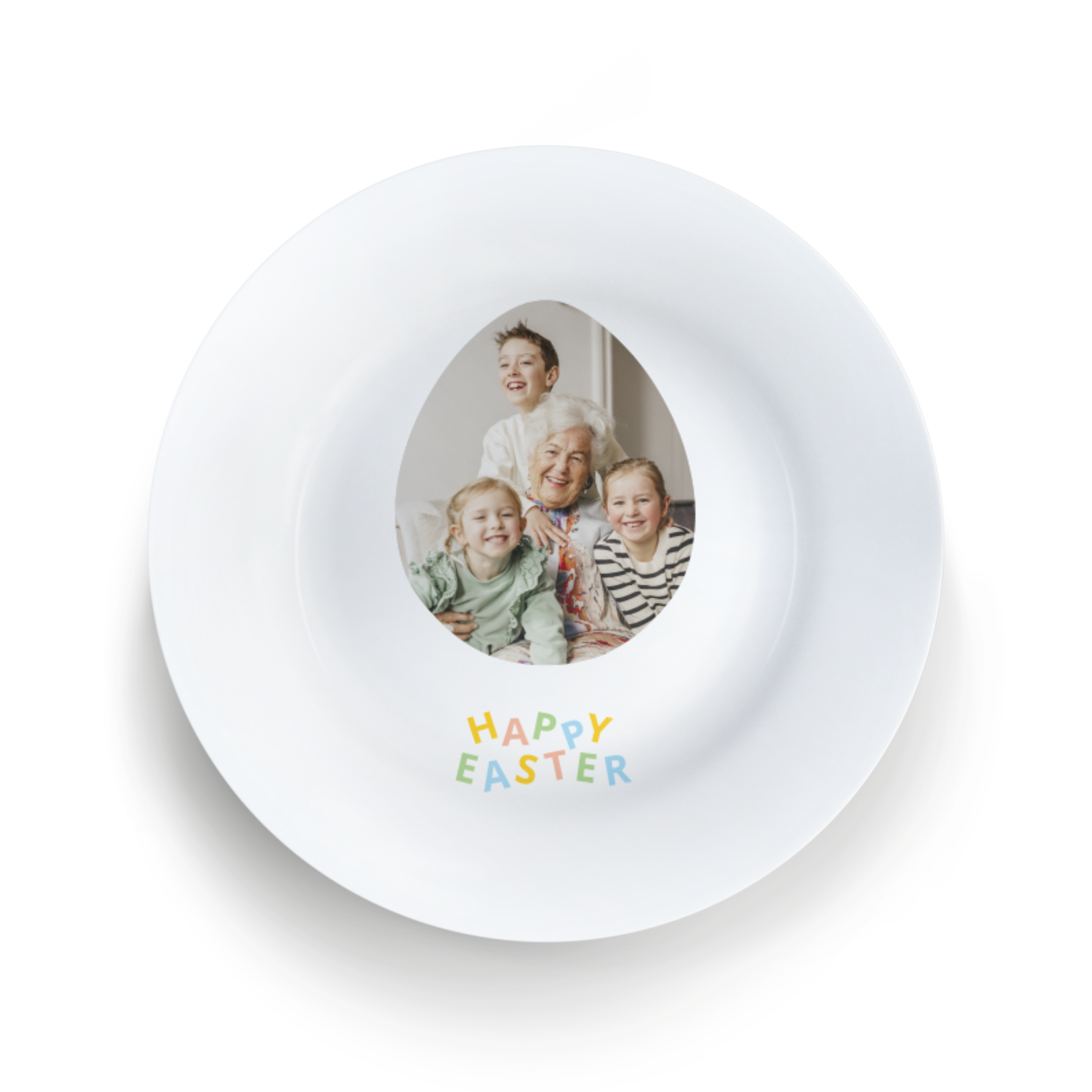 Farfurie de Paște alba, personalizată cu o fotografie a unei bunici cu 3 copii în formă de ou și textul Happy Easter