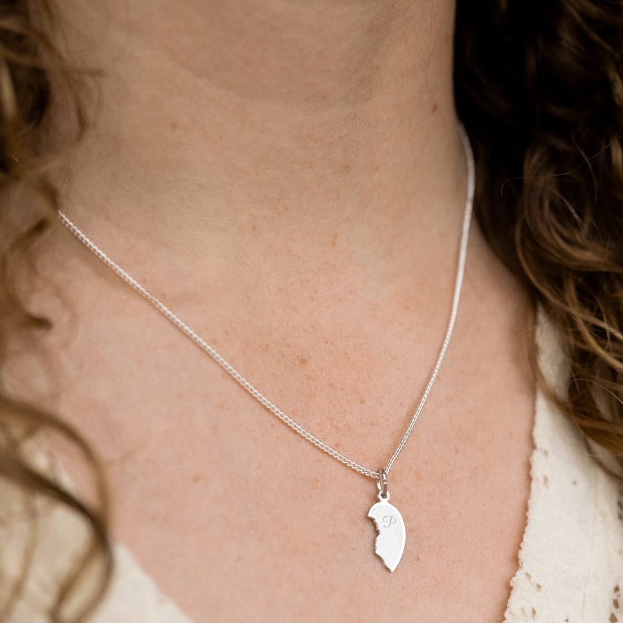 Ciondolo in Argento Inciso - Cuori Spezzati - Iniziale Ciondolo d'argento a forma di cuore spezzato inciso con la lettera P su una catenina indosserai questo bellissimo ciondolo d'argento con i tuoi cari