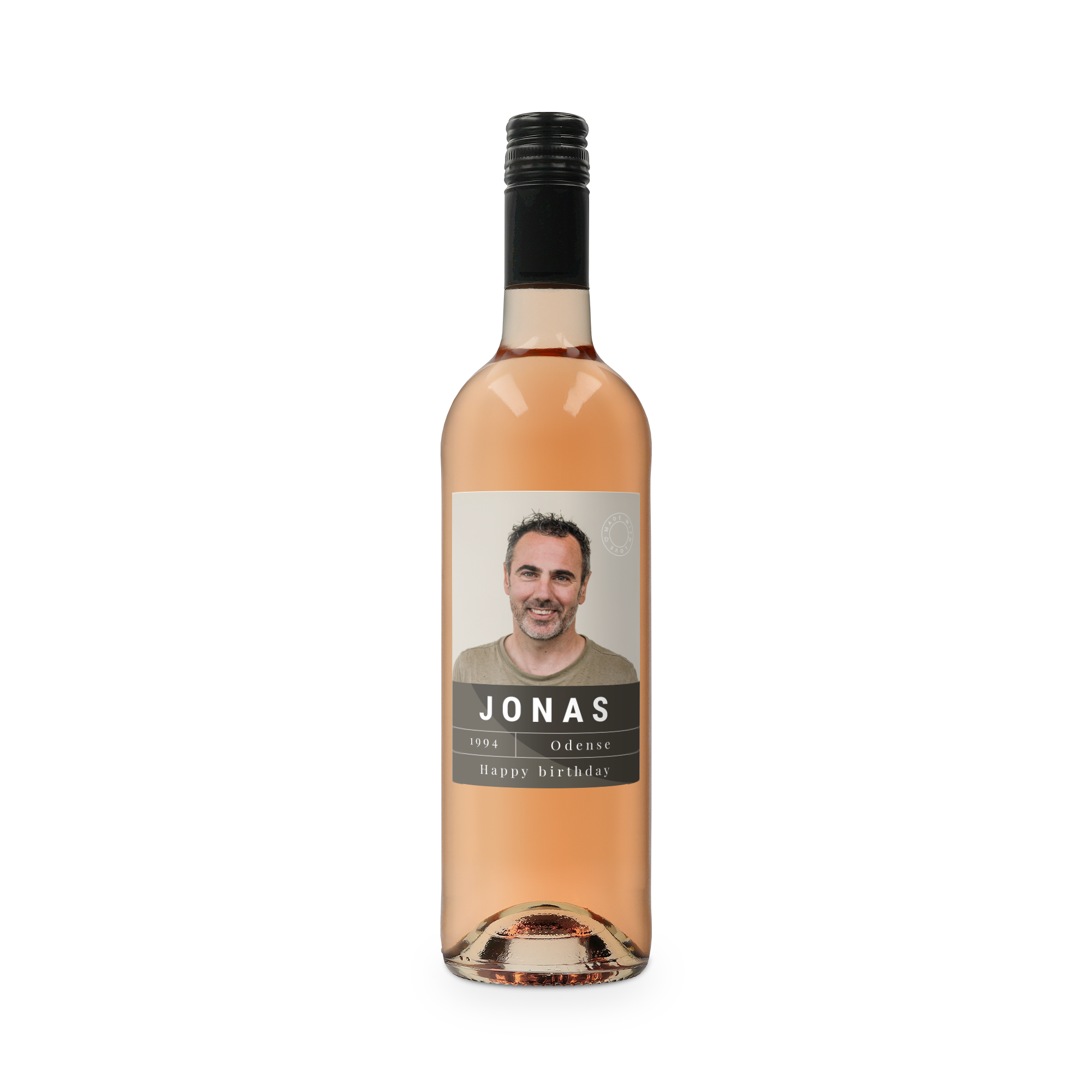 Flaske Belvy rosévin med trykt etiket med et foto af Jonas, hans navn og "Happy birthday"