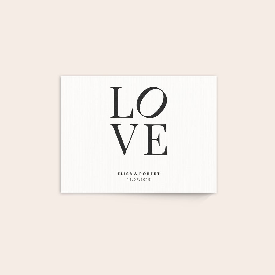 Foto op hout afdrukken Wit houten paneel met foto op hout bedrukt met de tekst LOVE en namen Elisa & Robert en datum 12.07.2019