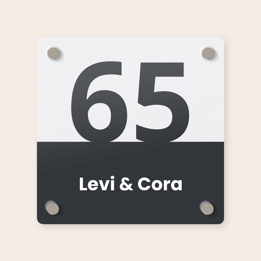 Letrero de casa personalizado Letrero personalizado para casa de aluminio con número 65 y nombres Levi & Cora impresos en blanco.