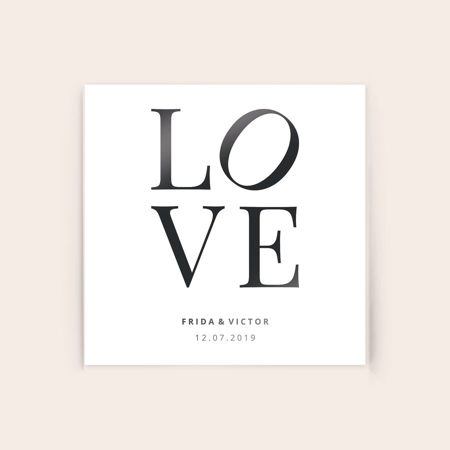 Foto på akryl Foto på akryl trykt med sort tekst "LOVE", navnene Frida & Victor og datoen 12.07.2019