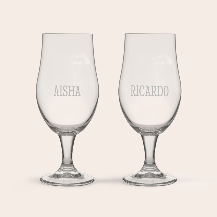Copo de cerveja artesanal personalizado Dois copos de cerveja artesanal gravados a laser com os nomes Aisha e Ricardo.