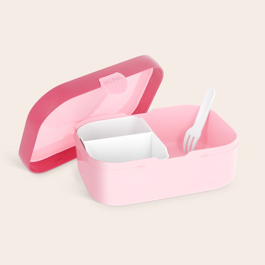 Cutie pentru prânz Mepal - personalizată Cutie de prânz roz deschis cu capac roz închis deschis, cu tavă bento detașabilă albă și furculiță albă, personalizabilă cu numele.