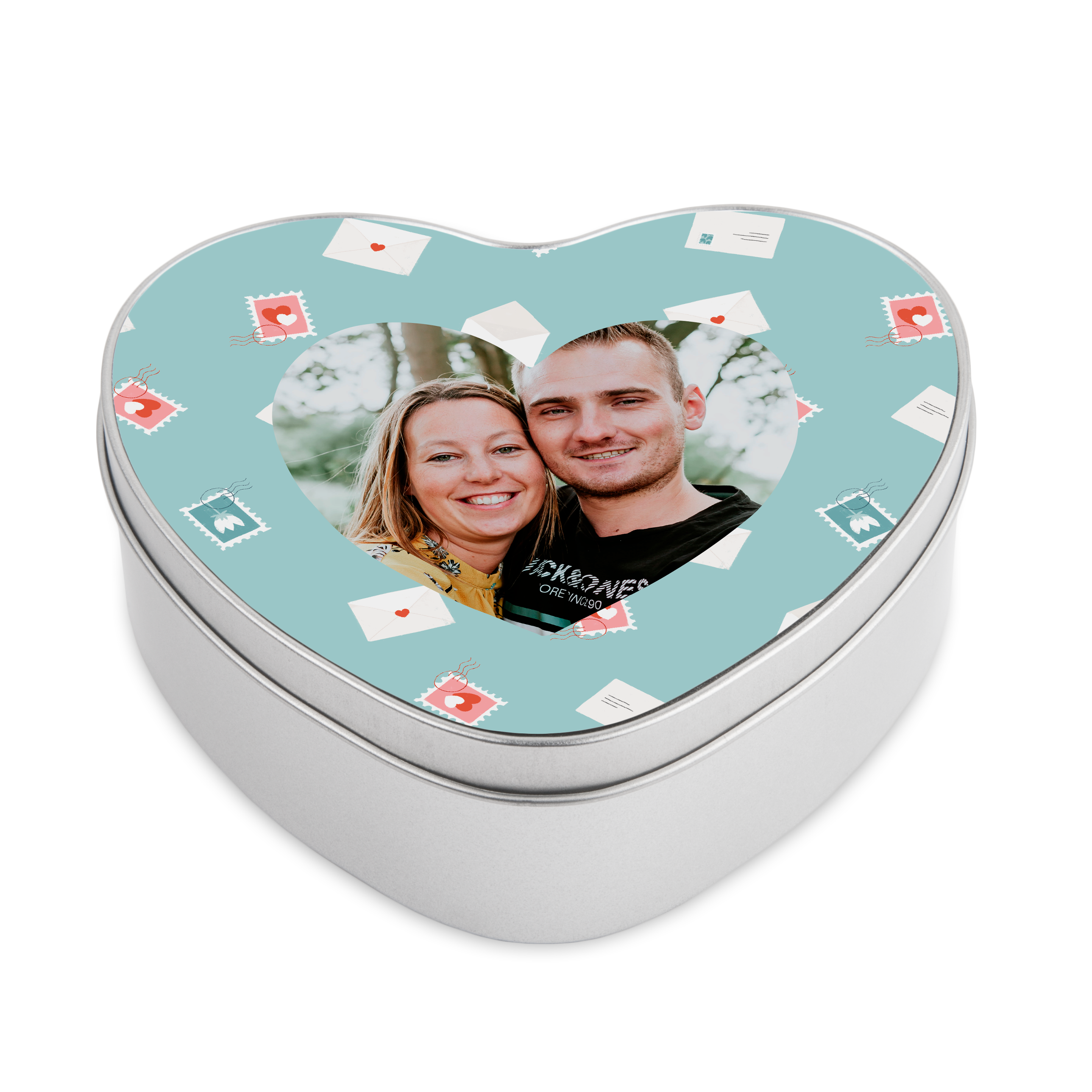 Ez a szív alakú, személyes díszdoboz egy pár fotójával és Valentin-napi motívumokkal a legjobb ajándék, melyet a fedélre nyomtatott terveddel teszel egyedivé.