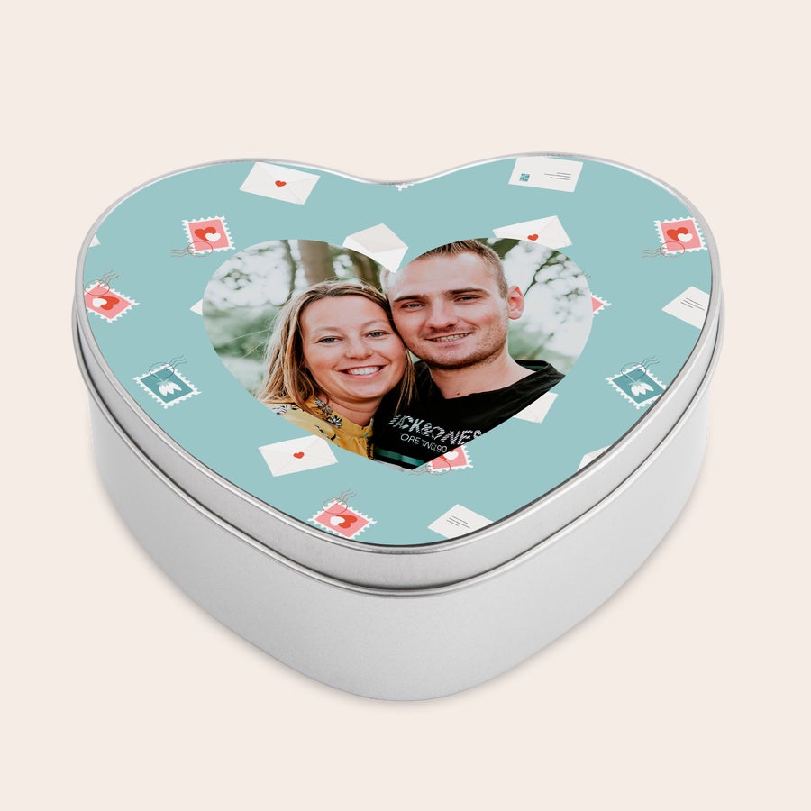 Gave tinn - Valentine Hjerteformet personlig gaveblikk med et par trykt på lokket og et postfrimerkemotiv.