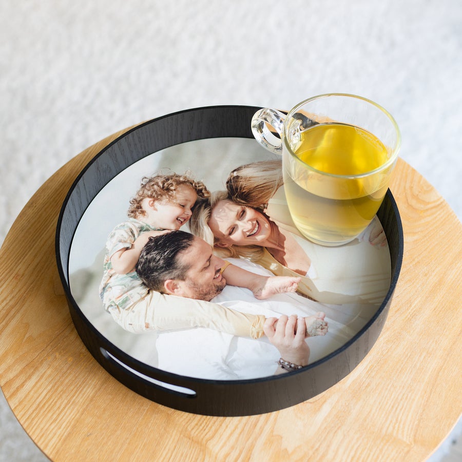 Vassoio Personalizzato - Rotondo Vassoio rotondo nero con foto di famiglia stampata e una tazza di tè, servi le colazioni più gustose