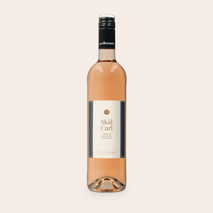 Rosévin med personlig etikette - Maison de la Surprise Syrah Maison de la Surprise rosévin med en personlig etiket, der siger "Skål Carl Tillykke på vegne af alle dine kolleger"
