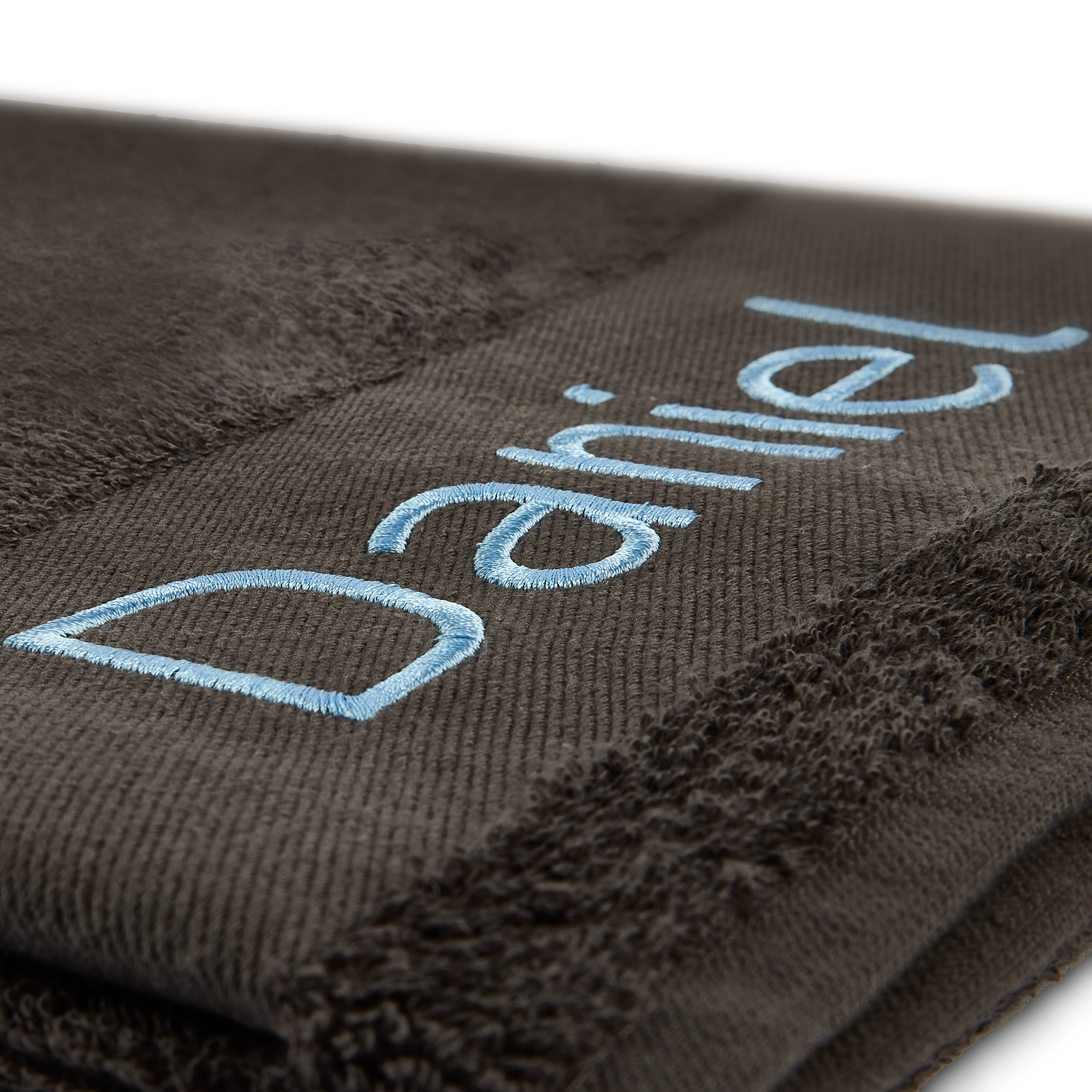 Serviette de bain anthracite personnalisée avec prénom Daniel brodé en bleu clair