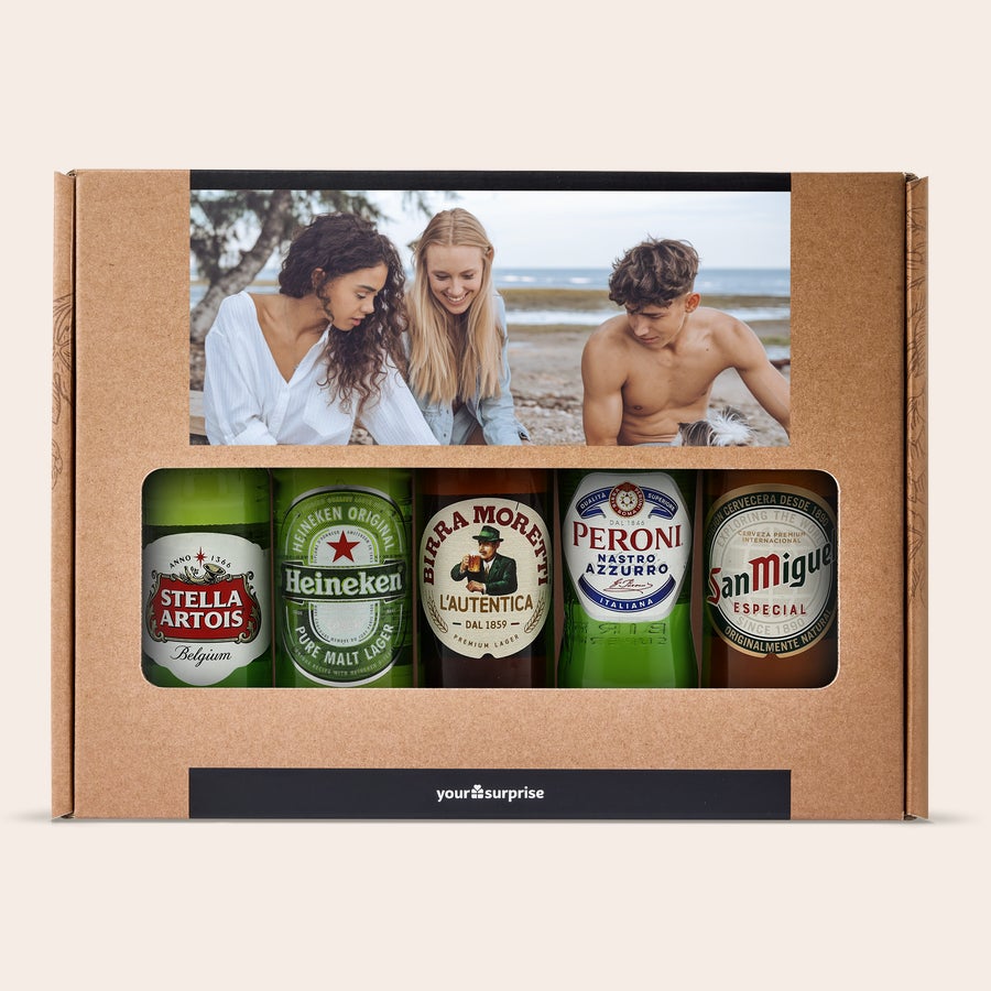 Packs de cerveza internacional con foto y texto Caja de regalo personalizada con una foto impresa de tres personas y cinco botellas de cerveza pilsner internacionales.