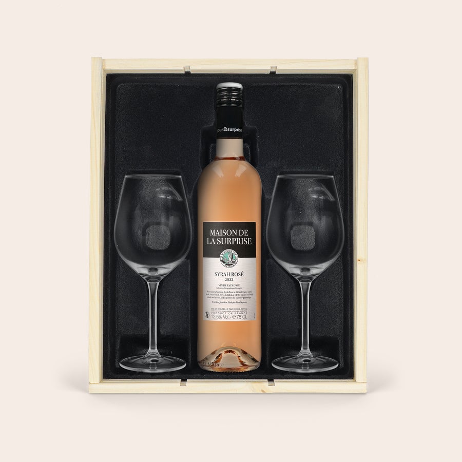 Personalizované víno - Maison de la Surprise Syrah Luxusná darčeková súprava s fľašou vína Syrah Rosé a dvoma pohármi na biele víno Royal Leerdam v drevenom boxe.