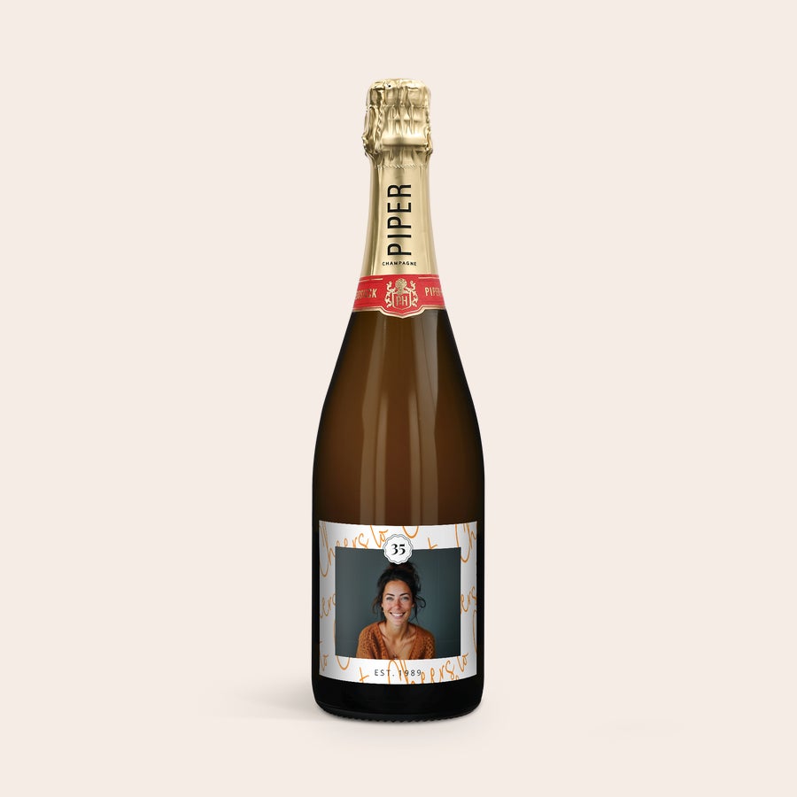 Piper Heidsieck Brut Personalizzato Bottiglia di champagne Piper Heidsieck Brut personalizzata con un'etichetta bianca stampata con la foto di una donna sorridente, il numero 35 e la scritta EST 1989, un regalo delizioso.