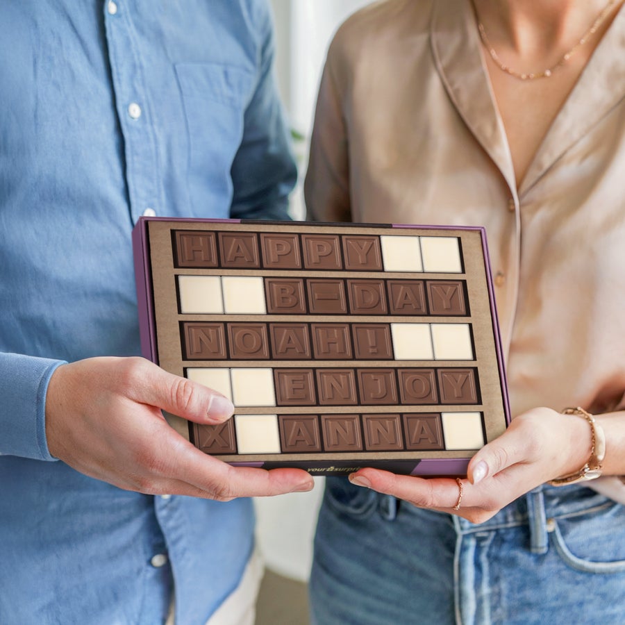 Chokladtelegram Ditt personliga chokladtelegram med meddelandet Happy B-Day Noah! Enjoy X Anna i mjölk- och vit choklad